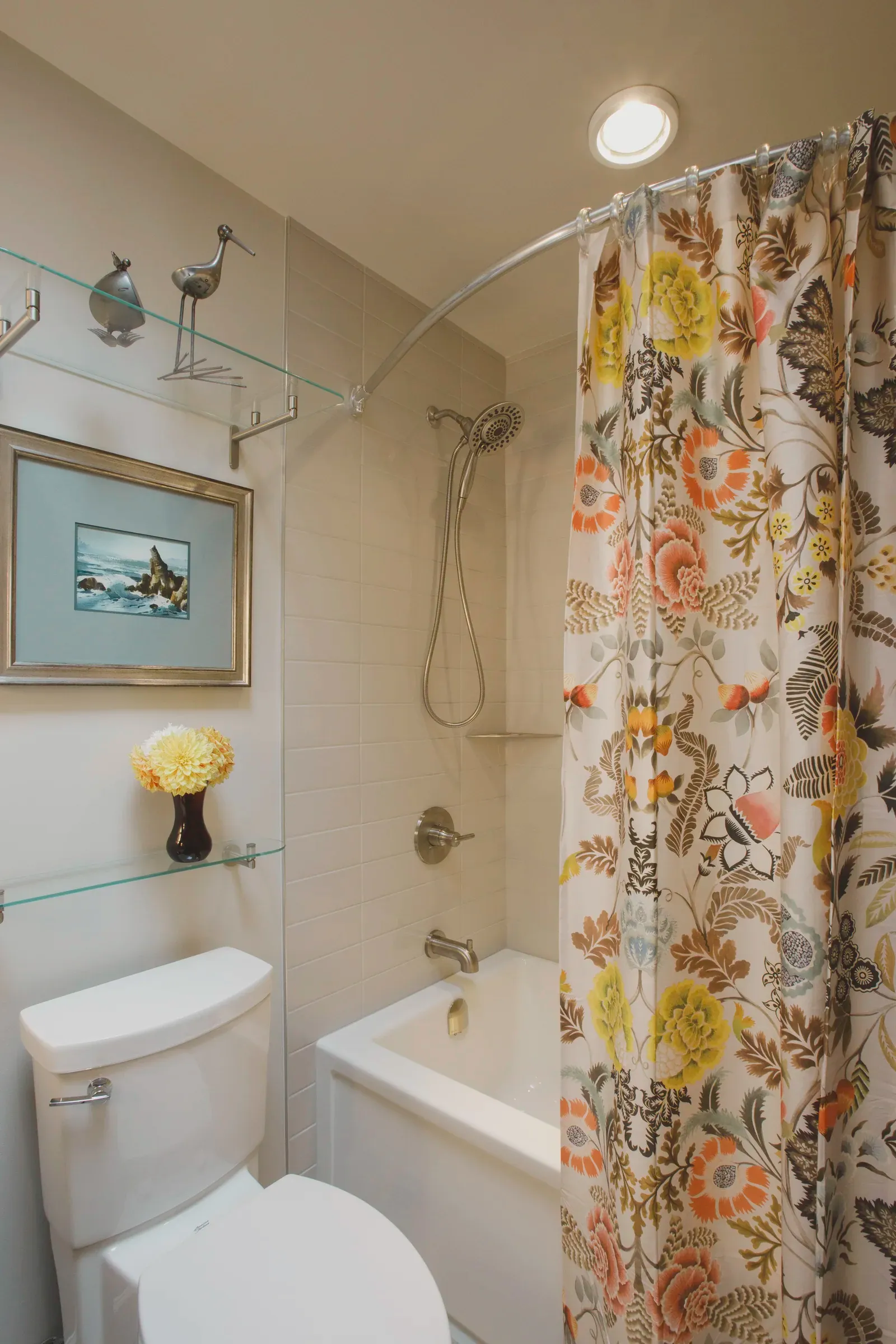 Bath with a colourful botanical shower curtain